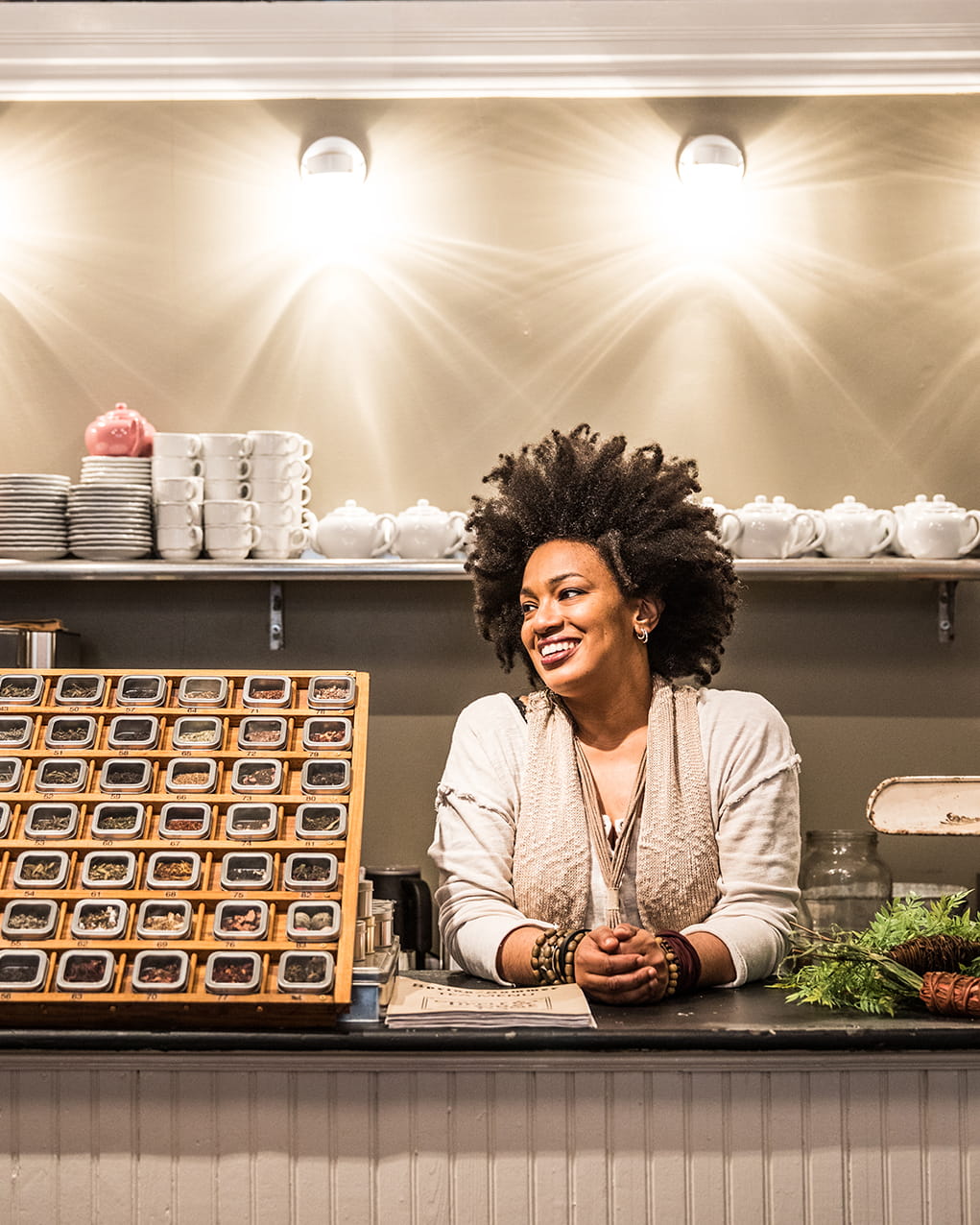Una mujer conduciendo un automóvil con un niño en el asiento trasero